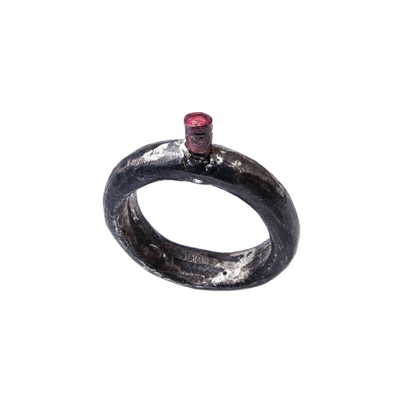 Anello Piroclasto rosso Gioiello fuso in osso di seppia con colonna rossa