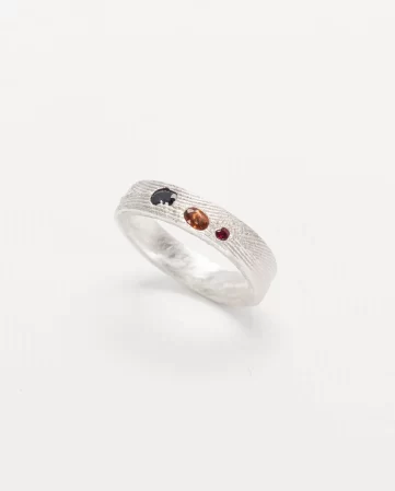 Anello con pietre colorate, zaffiri e rubini