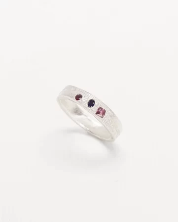 Anello con pietre colorate, zaffiri e rubini