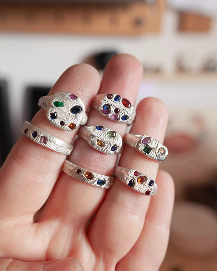 Anelli artigianali con pietre colorate, creati con la fusione in osso di seppia